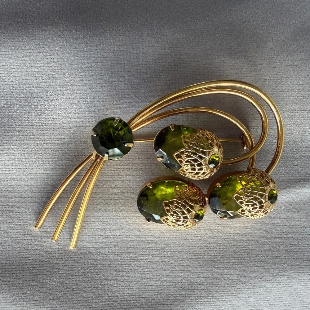 Vintage Sarah Coventry “Touch of Elegance” Brooch | Olivine/Peridot Green | D&E
